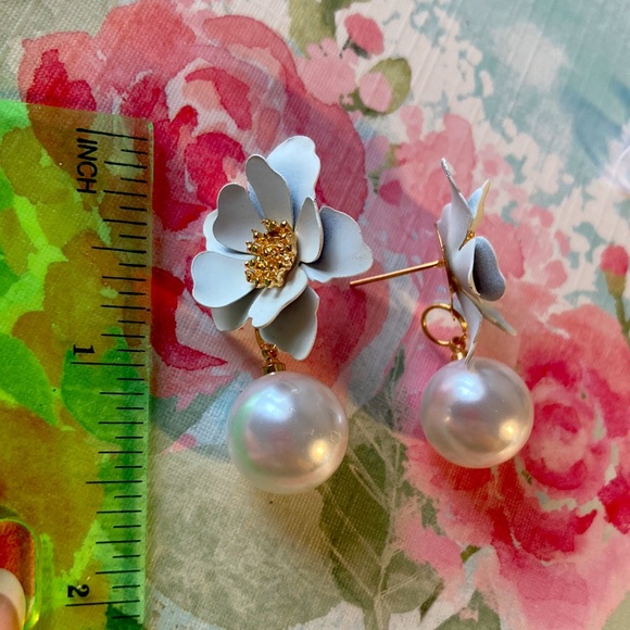 Beautiful White Flowers Earrings - Picture 4 of 4